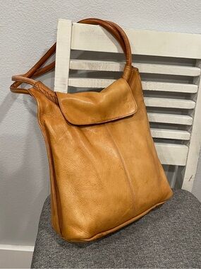 Vintage Frye Flap Over Hobo Leather Shoulderbag, Black Liner, deadstock, banana